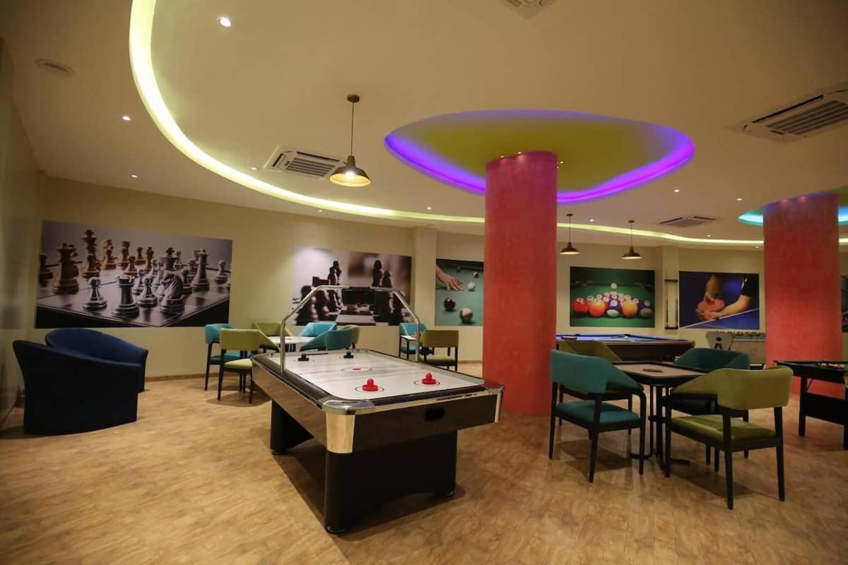 Rajhans Belliza Luxurious Studio Apartment Surat Bagian luar foto